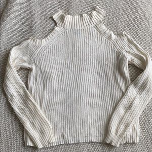 🌙3 FOR $20 
High neck cold shoulder top medium